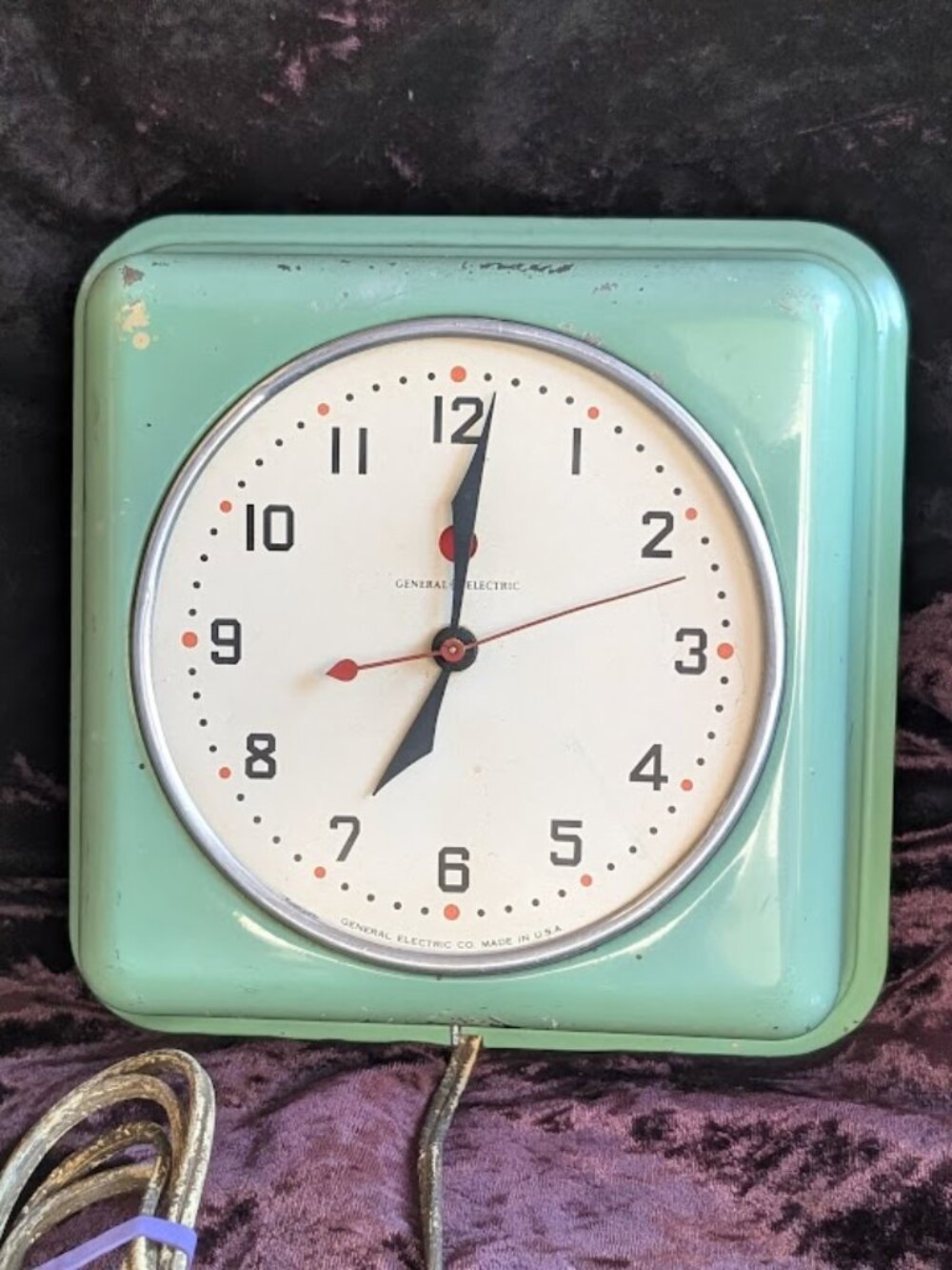 Vintage General Electric metal wall clock model #2H08 - runs, missing glass dome